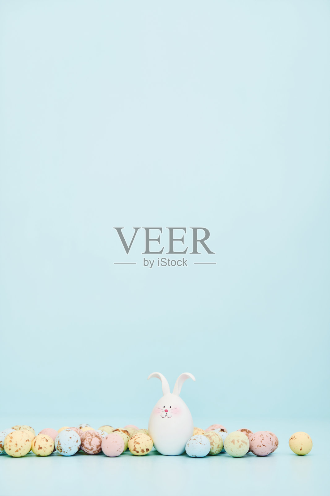 可爱快乐的复活节兔子与彩色巧克力复活节彩蛋和文本空间照片摄影图片