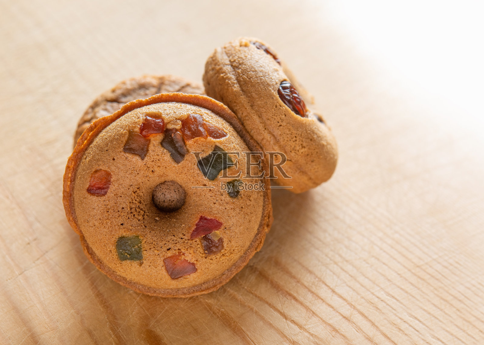 三个果酱甜甜圈照片摄影图片