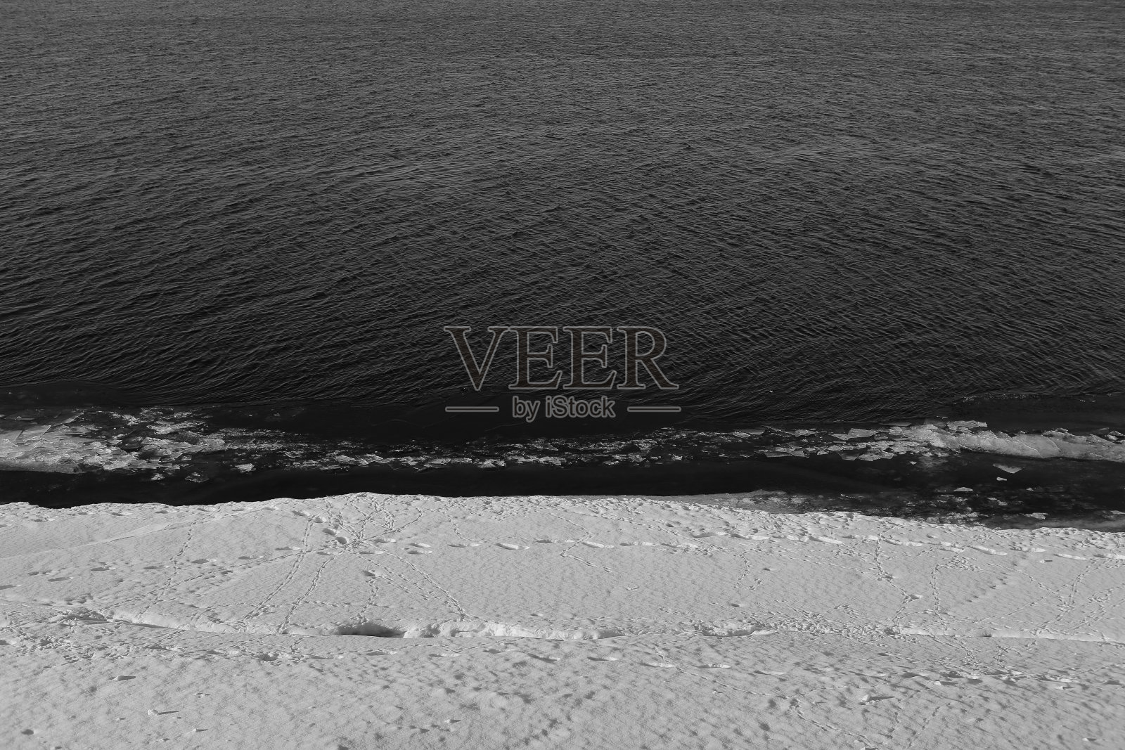 水上的冰，融化的冰川特写，大自然的神奇。俯视图照片摄影图片