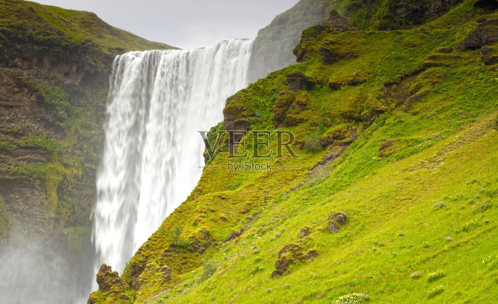 壮观的Skogafoss瀑布，冰岛照片摄影图片