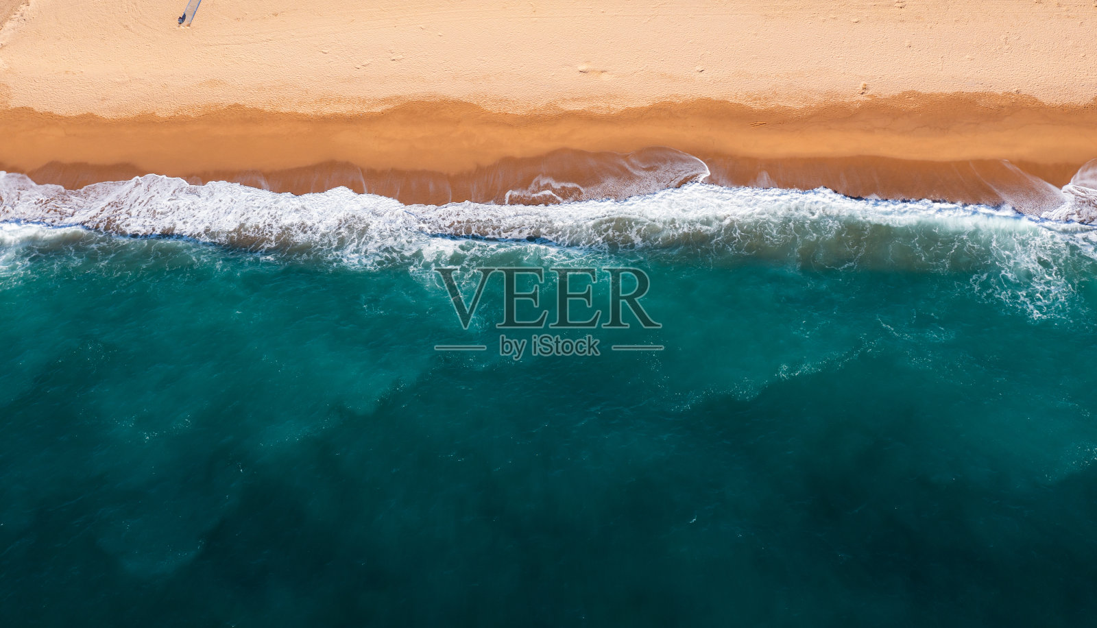 鸟瞰碧绿的大海和沙滩照片摄影图片