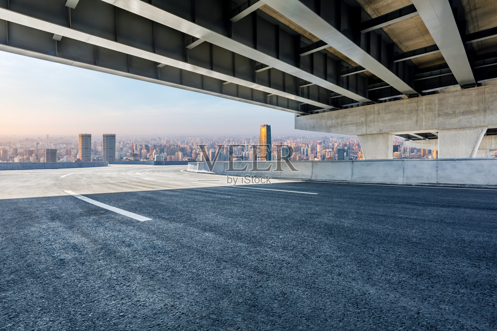 上海的柏油路和高楼大厦照片摄影图片