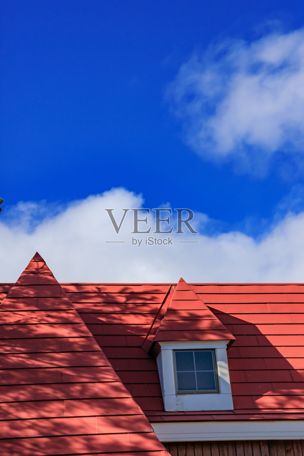 美丽的蓝天和红色的屋顶照片摄影图片