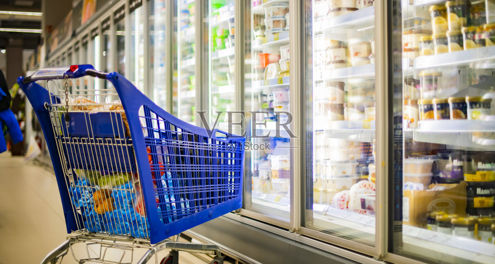 超市里装着食品杂货的购物车照片摄影图片