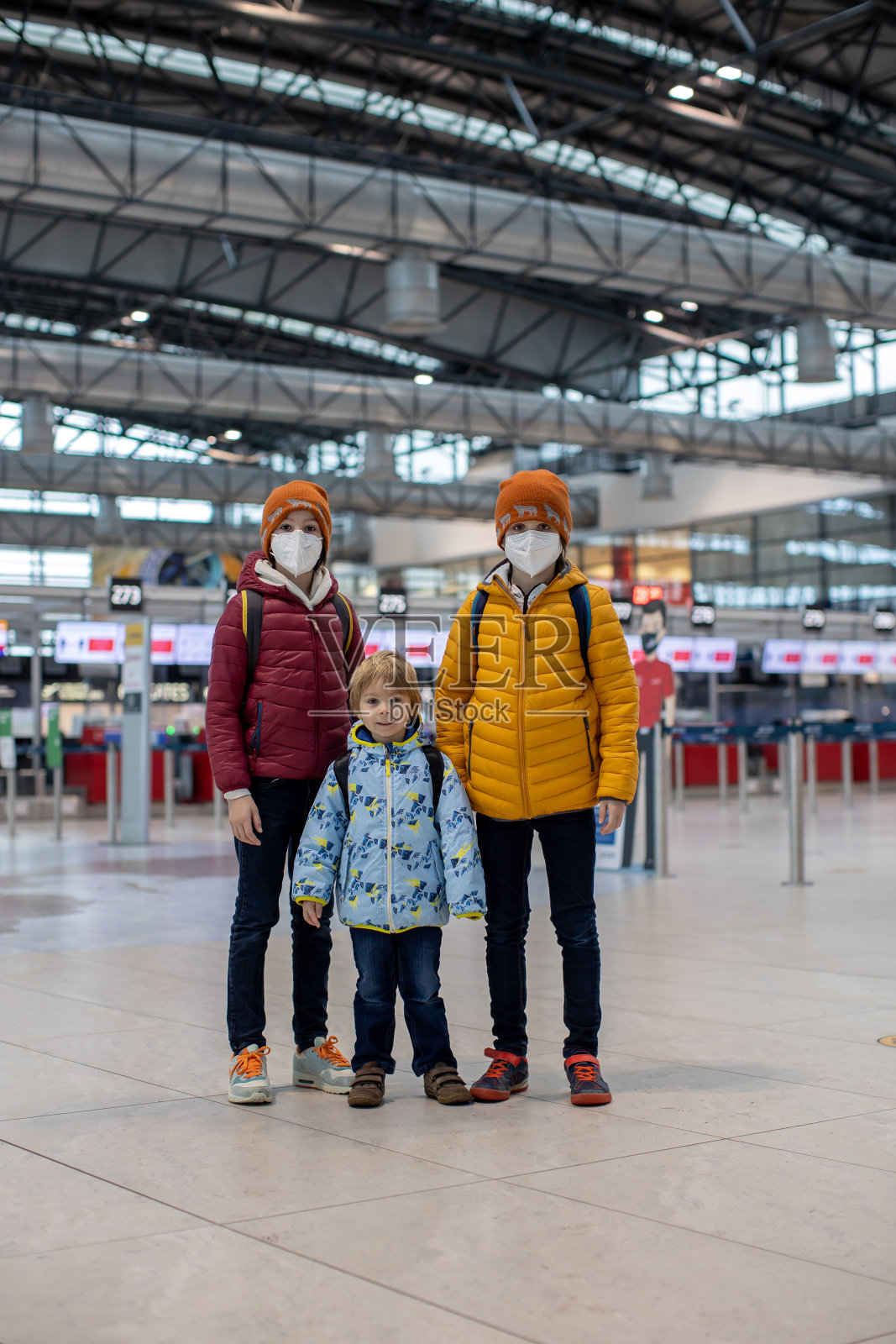 可爱的小男孩在机场登机口附近的中转大厅等待登机。积极的家庭生活方式与孩子乘飞机旅行照片摄影图片