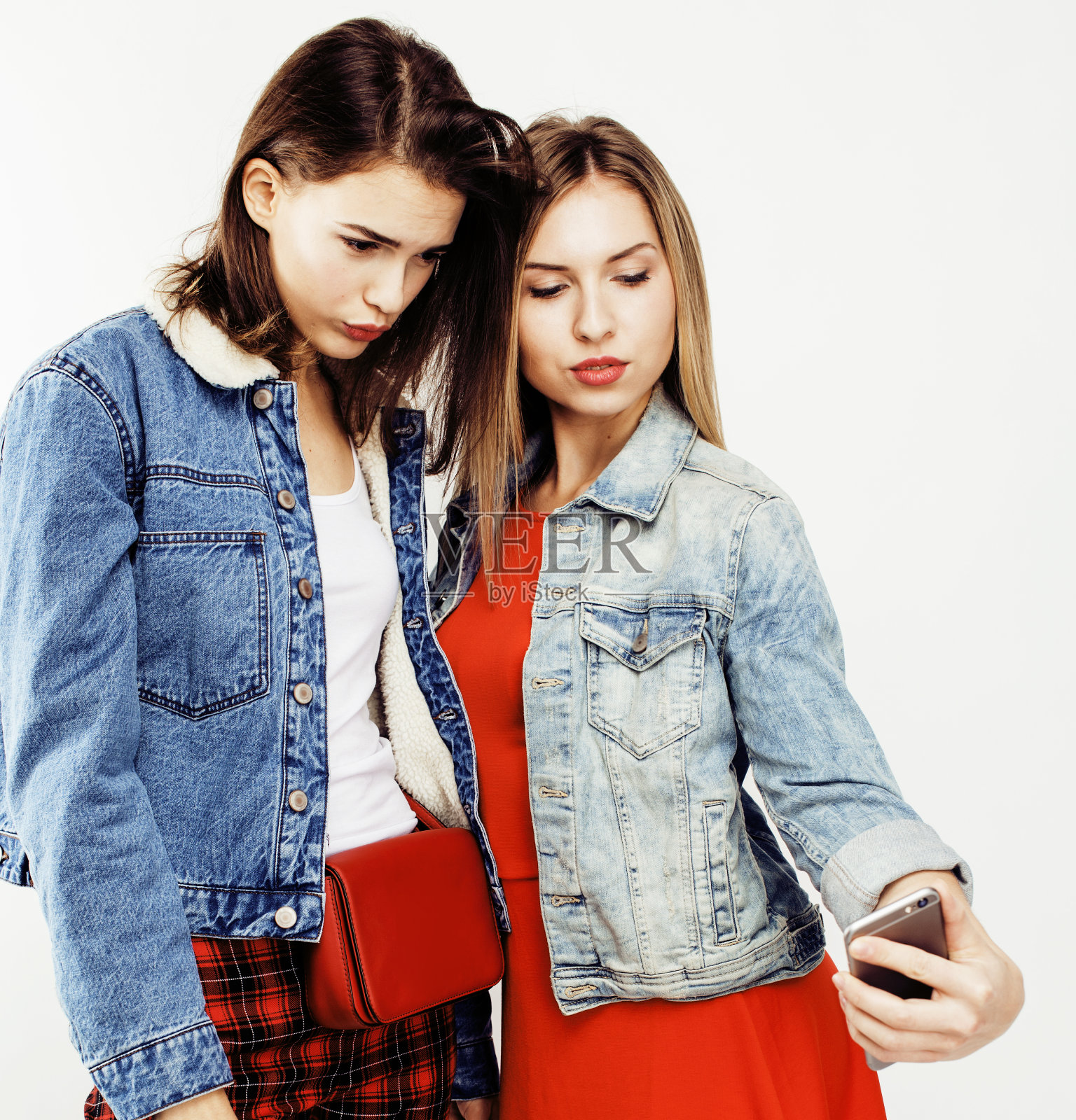 十几岁的闺蜜在一起玩得开心，在白色的背景上摆出情感的姿势，闺蜜开心的微笑，人们的生活方式理念照片摄影图片