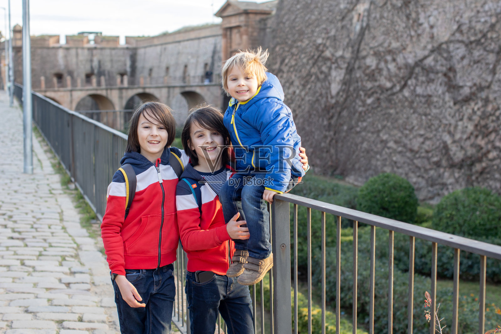 可爱的儿童游客欣赏巴塞罗那城市，家庭旅游与孩子照片摄影图片