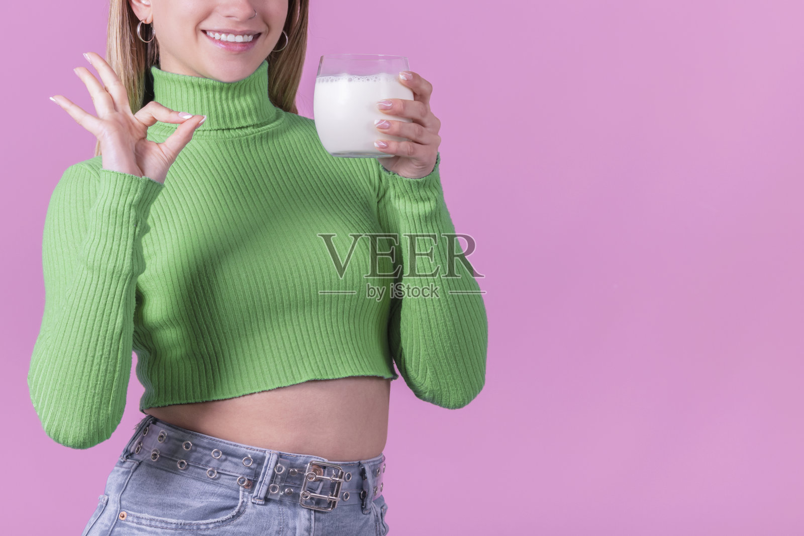 一个女人拿着一杯牛奶的特写照片摄影图片