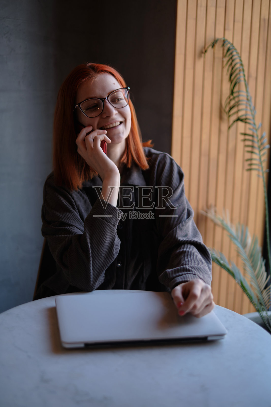 红头发的女性自由职业者远程工作照片摄影图片