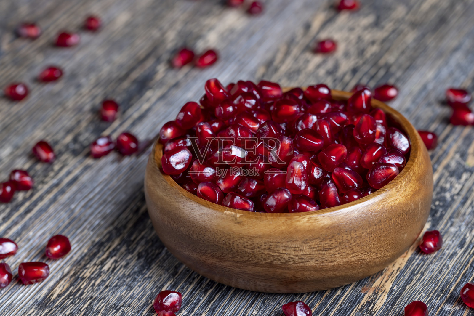 把石榴籽撒在木板上照片摄影图片