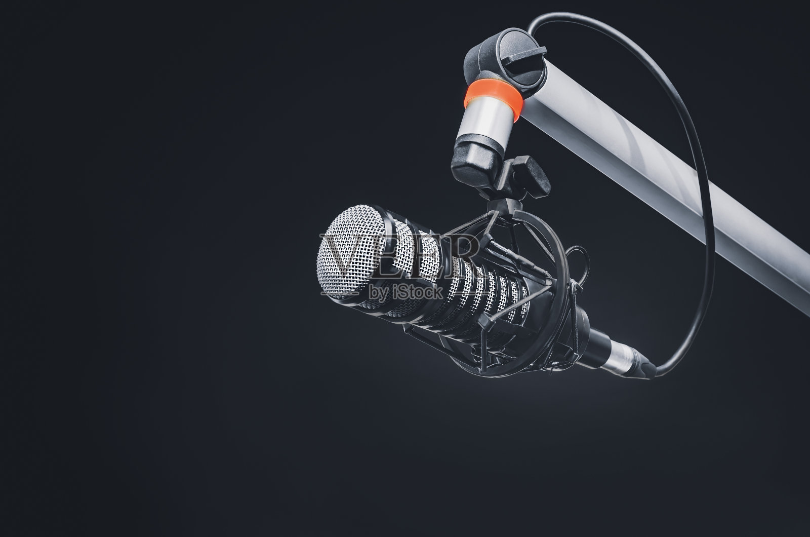 背景与专业麦克风照片摄影图片