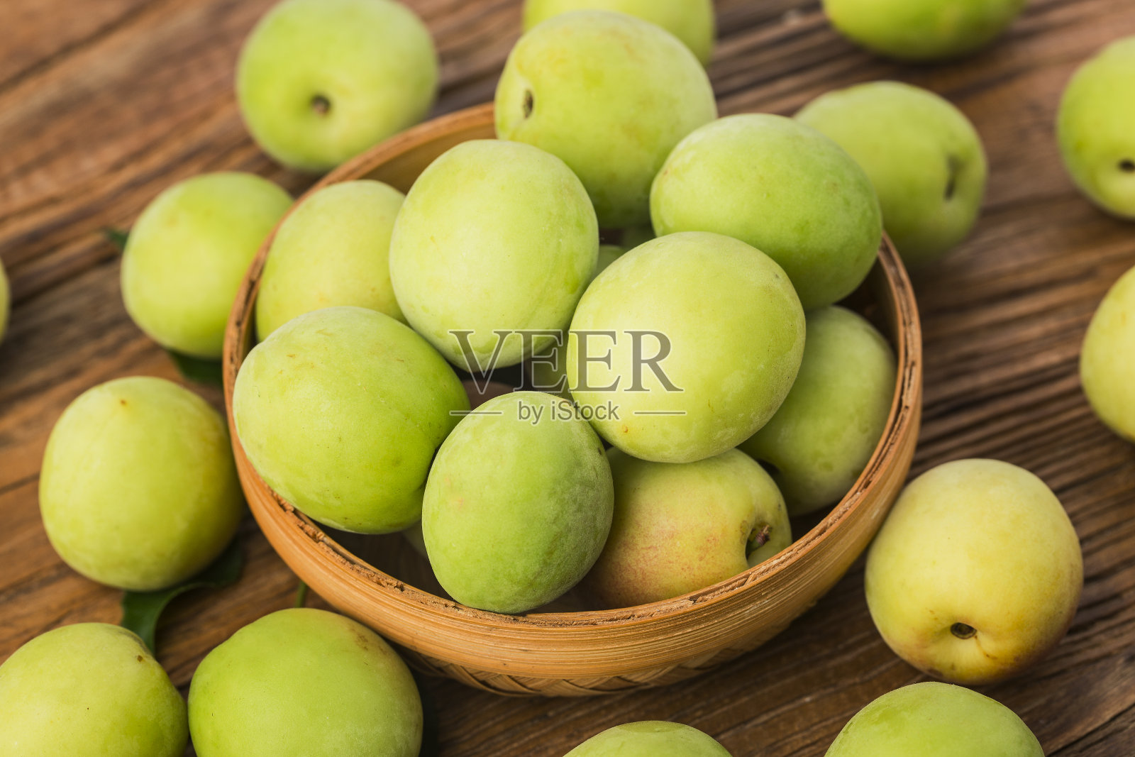 鲜青梅和腊梅照片摄影图片