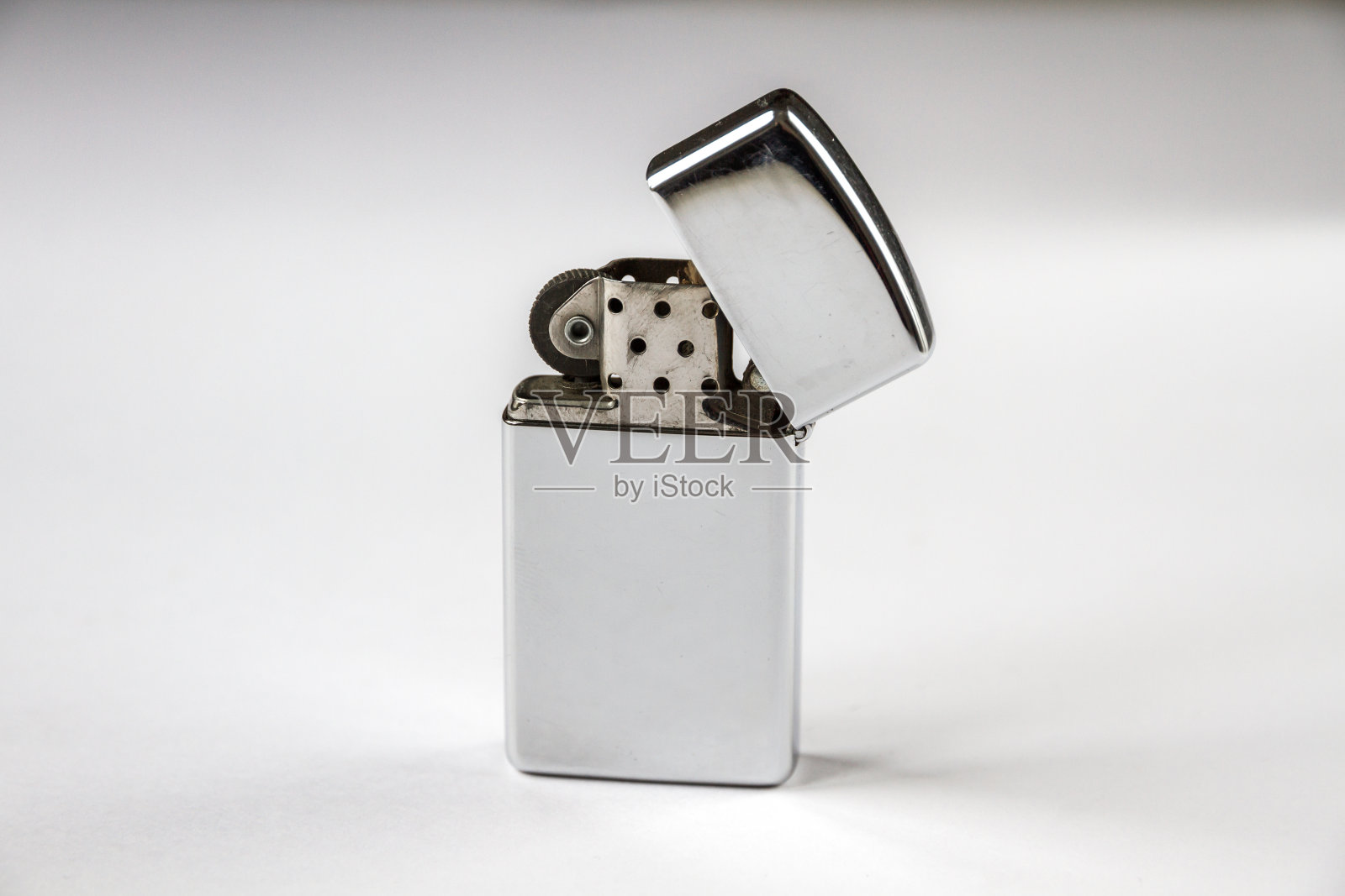 老式打火机孤立在白色背景上照片摄影图片