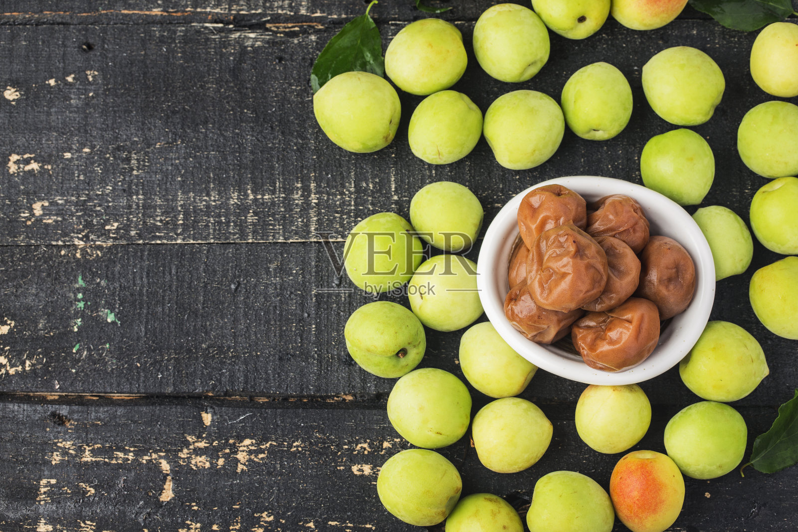 鲜青梅和腊梅照片摄影图片