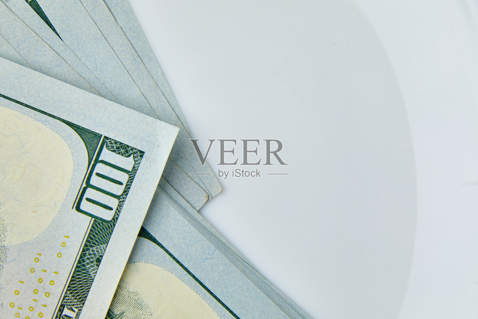 平躺特写上的钞票为100美元的钞票照片摄影图片