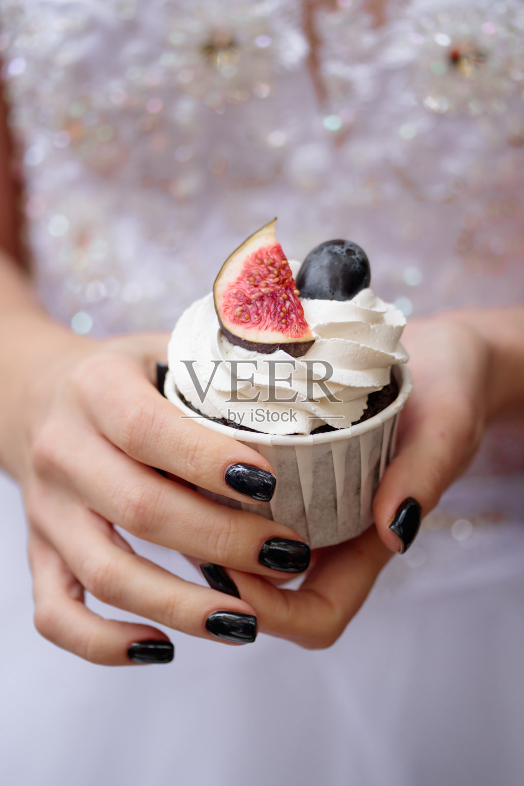 手拿奶油无花果蛋糕照片摄影图片