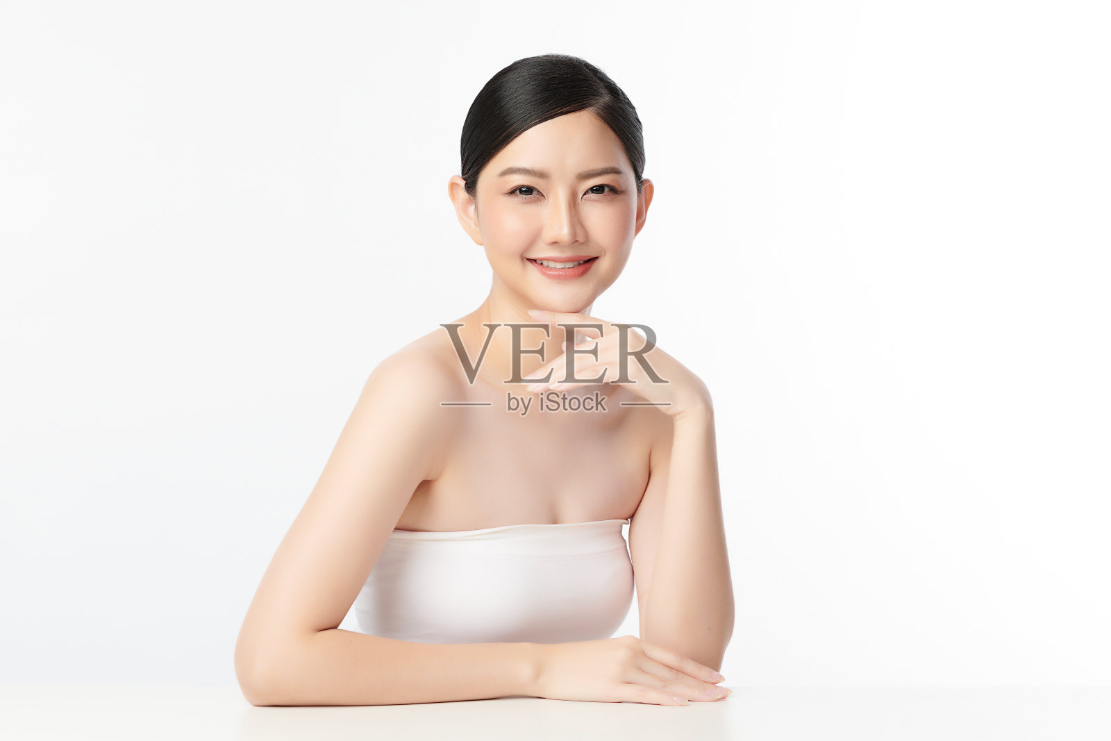 美丽年轻的亚洲女性干净清新的皮肤在白色背景，面部护理，面部护理，美容，美容和水疗，亚洲女性肖像。照片摄影图片