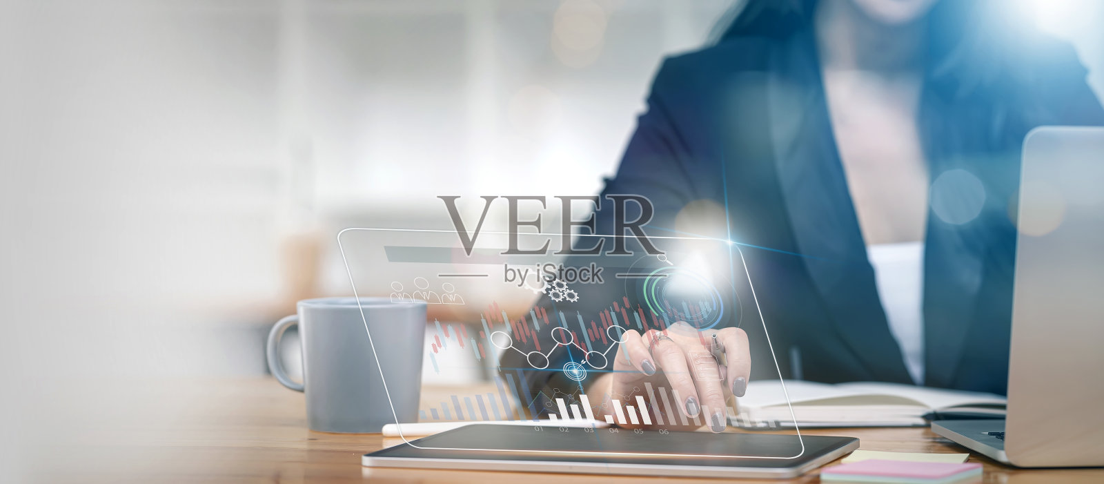 女商人利用数字平板分析和开发各种信息的未来主义虚拟界面屏幕。算法和市场数据分析。照片摄影图片