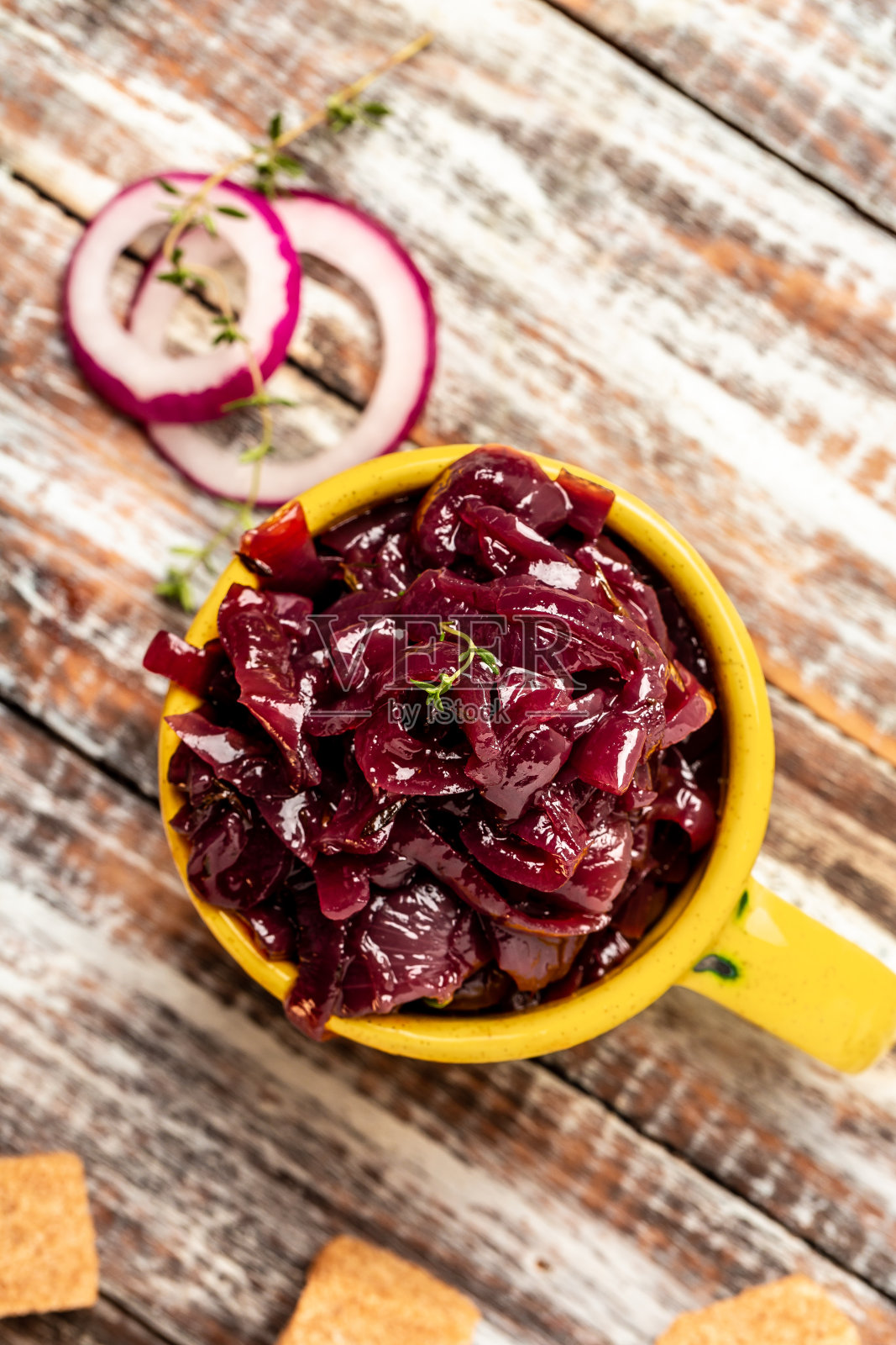 在陶瓷弓上配置洋葱果酱。俯视图，垂直图像，文本位置照片摄影图片