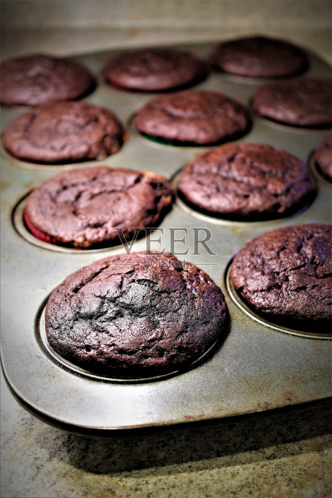 免费照片-网站，食品博客，或广告的最佳烘焙背景-新鲜出炉的巧克力纸杯蛋糕准备好了-松饼锅装满了奶奶的巧克力纸杯蛋糕-家庭最喜欢的妈妈的烤箱纸杯蛋糕-烘焙商品艺术照片摄影图片