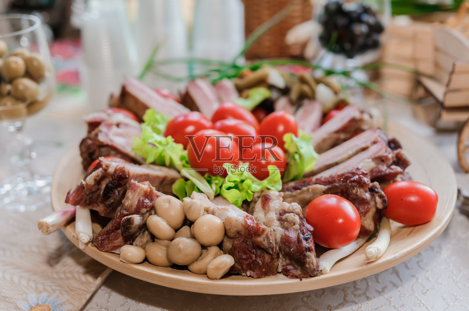 切不同种类的肉。桌上有肉点心。婚礼的自助餐。餐饮照片摄影图片