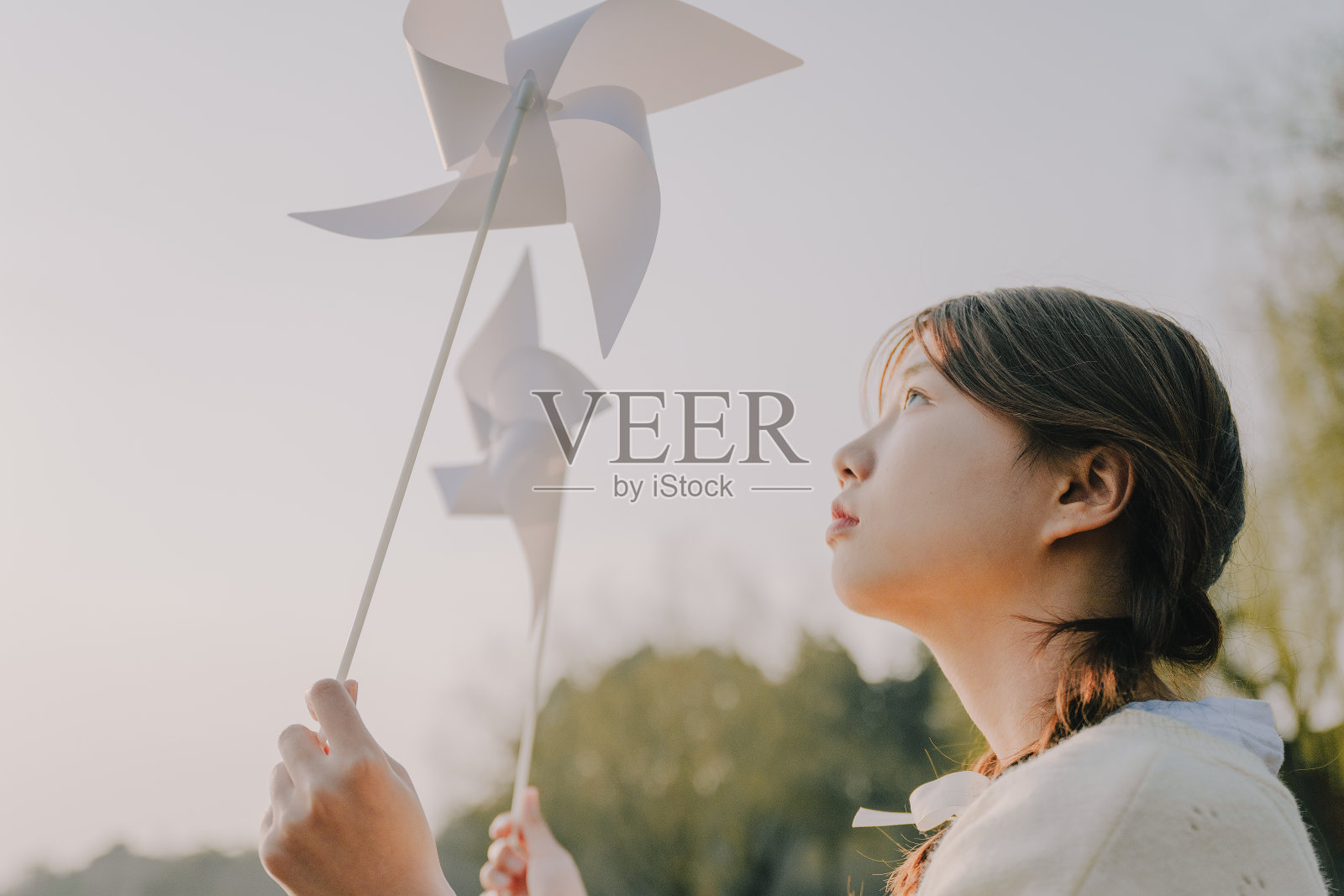 一个美丽的亚洲女孩在黄昏湖边照片摄影图片