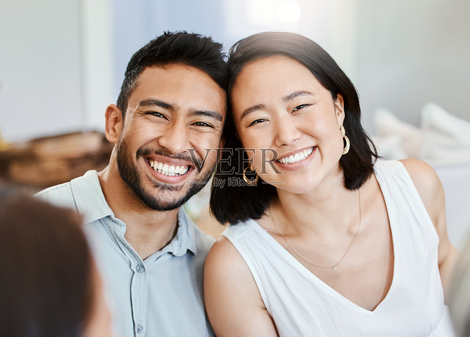 这张照片拍摄的是一对年轻夫妇和家人在家里吃午饭照片摄影图片