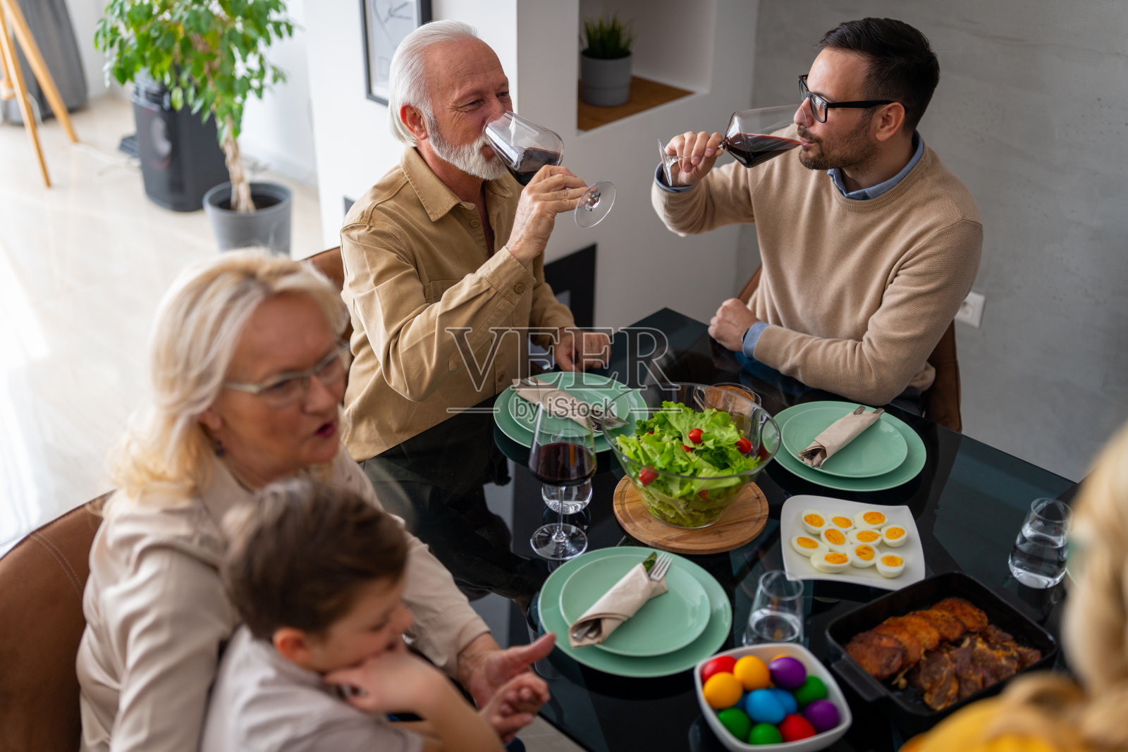 复活节的家庭时光照片摄影图片