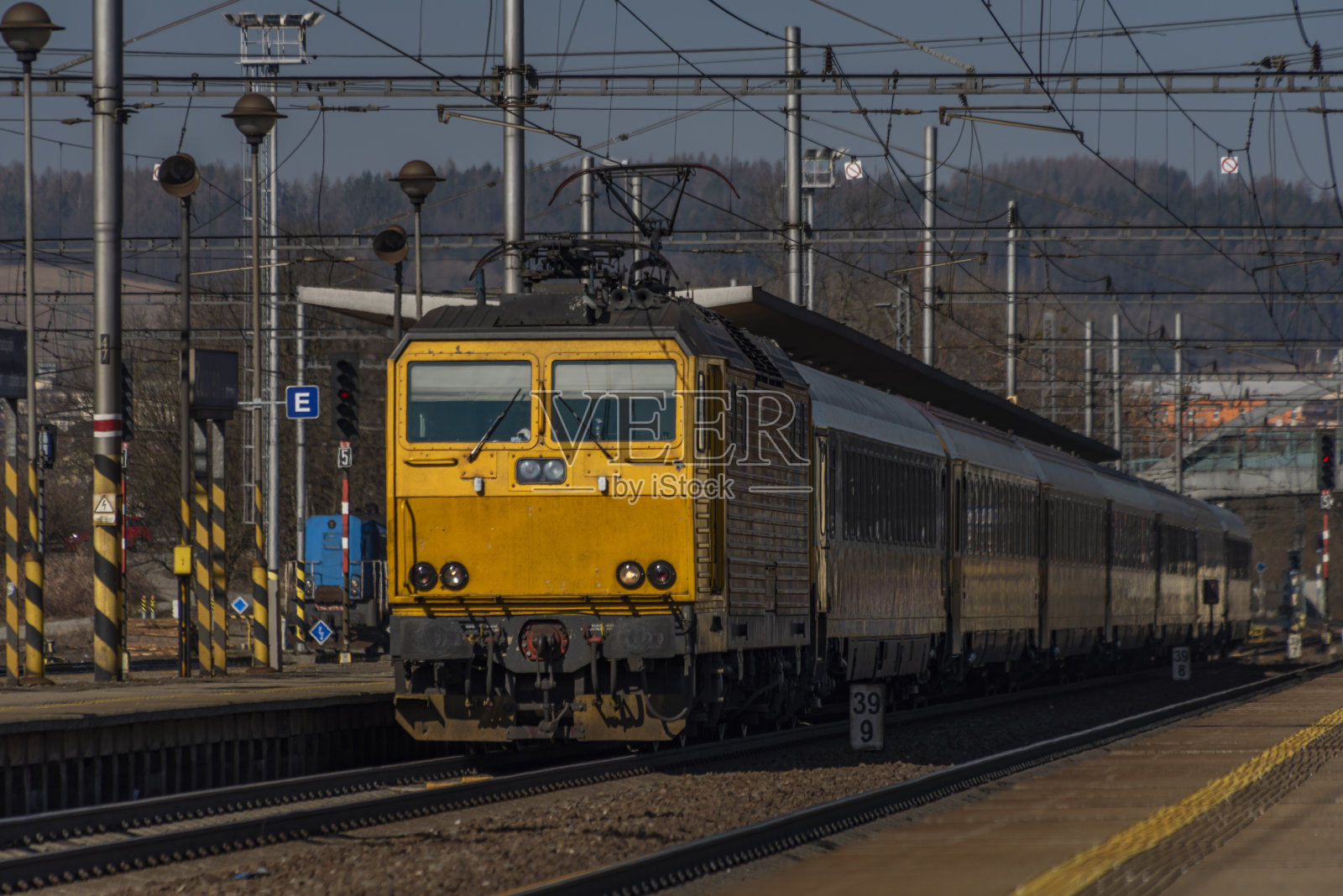 在阳光明媚的日子里，Zabreh站有黄色的客运和货运列车照片摄影图片