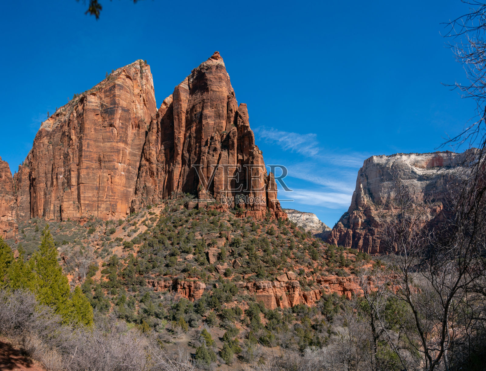 锡安的著名山峰与清澈的蓝天照片摄影图片