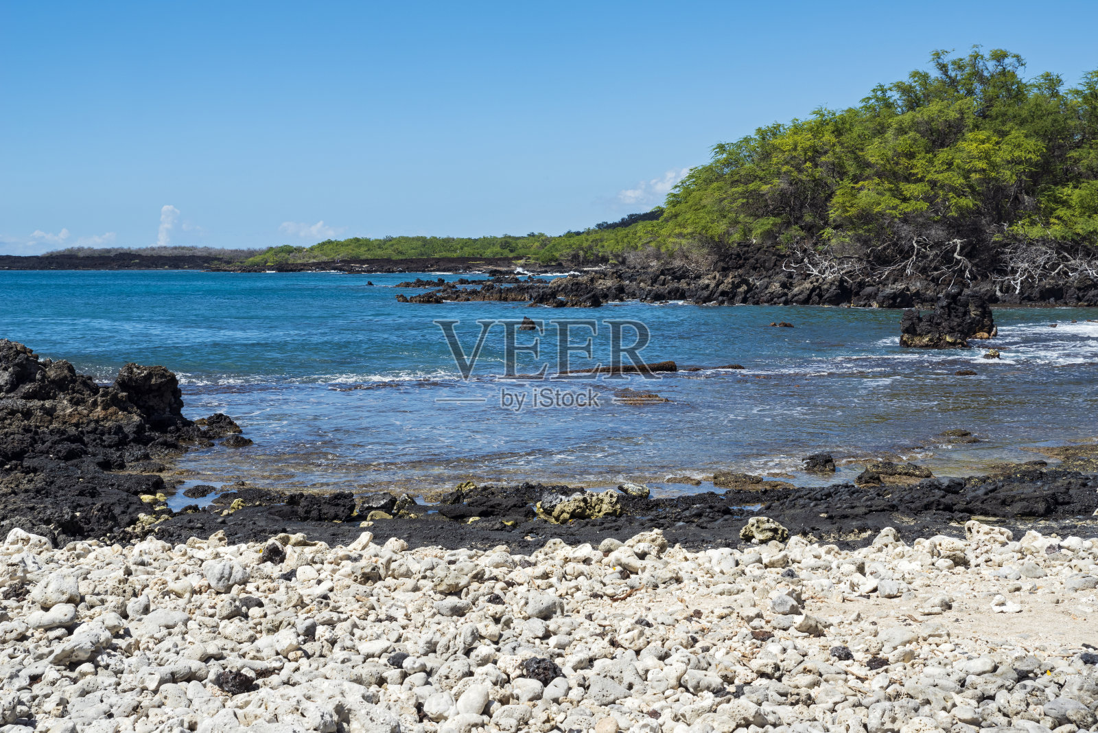 毛伊岛南部拉白鲁斯湾的岩石海岸照片摄影图片