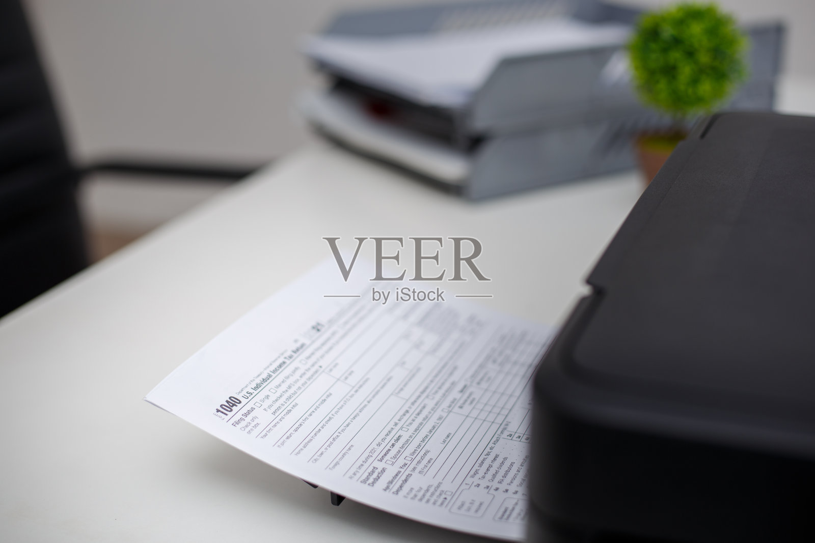 税务文件从打印机打印，税收支付概念，国家政府税收，表格政府，文书工作，报告。照片摄影图片