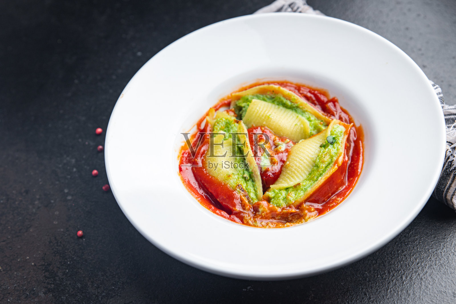 意面、番茄酱、菠菜、芝士、填料、海螺、填料、配菜、健康餐、零食、桌上拷贝空间食品为背景照片摄影图片