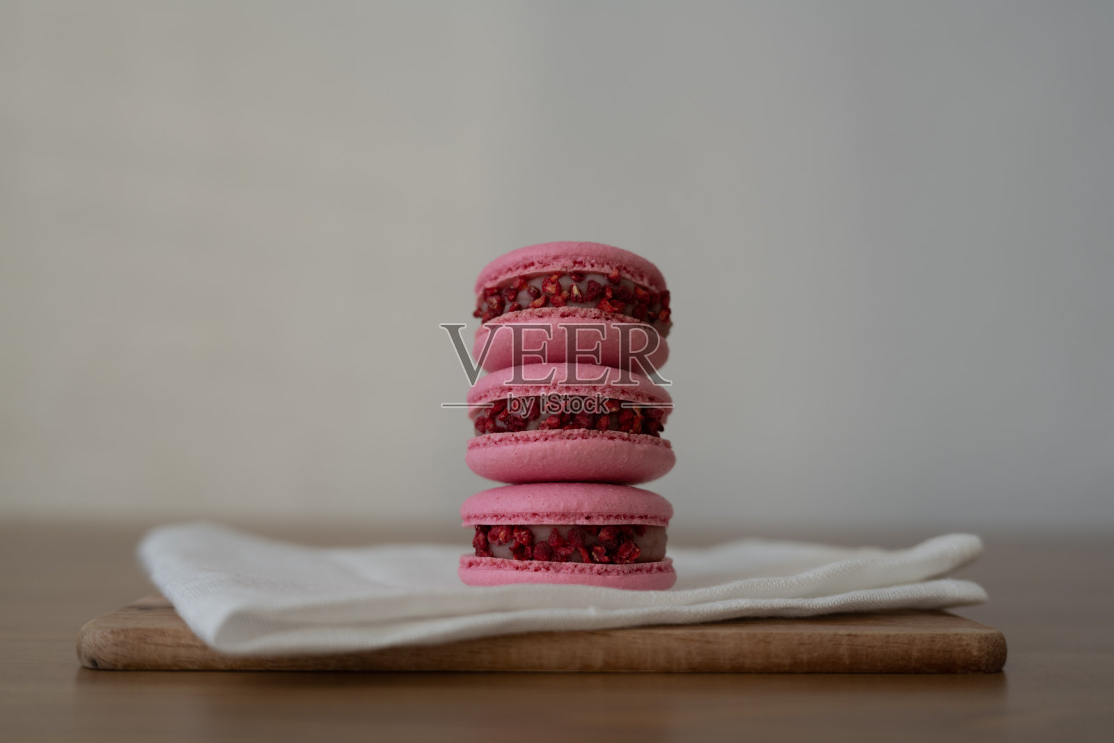 木制背景上的甜美多彩的蛋白杏仁饼。照片摄影图片