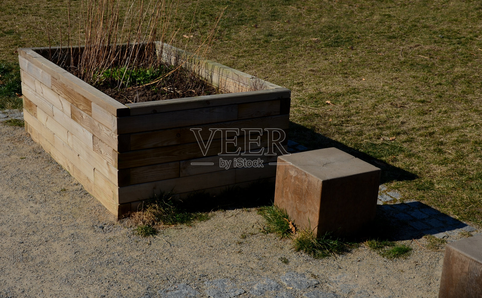 用各种形状的木杆制成的栅栏被广泛应用于园林建筑中，以解决较小的高度差，为凸起的花坛和花园蔬菜做边照片摄影图片