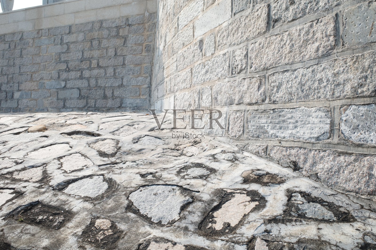 近距离拍摄沿海岸堤岸的岩石建筑照片摄影图片