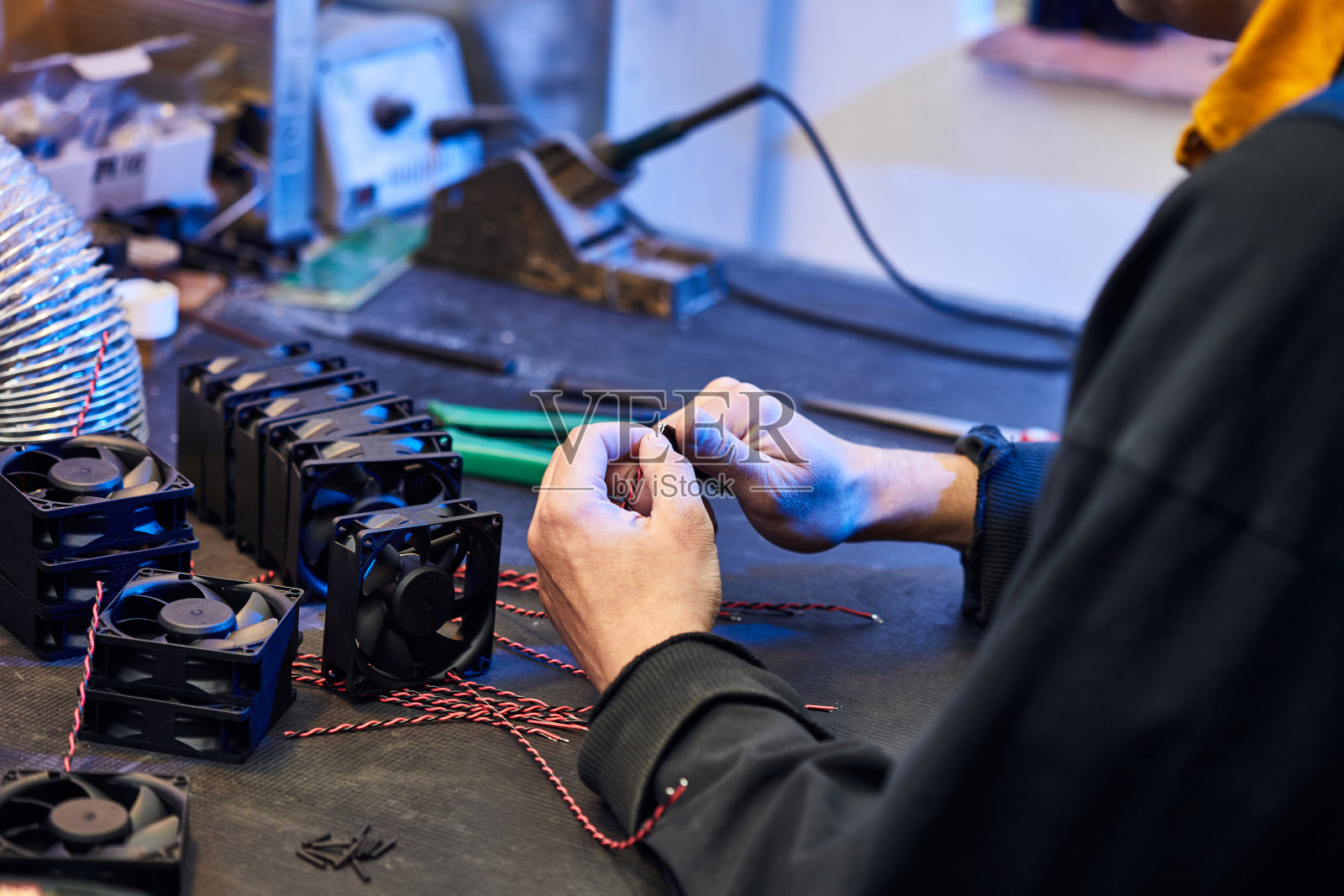 一位技术大师为计算机冷却系统制造风扇。电脑风扇零件放在桌子上。照片摄影图片