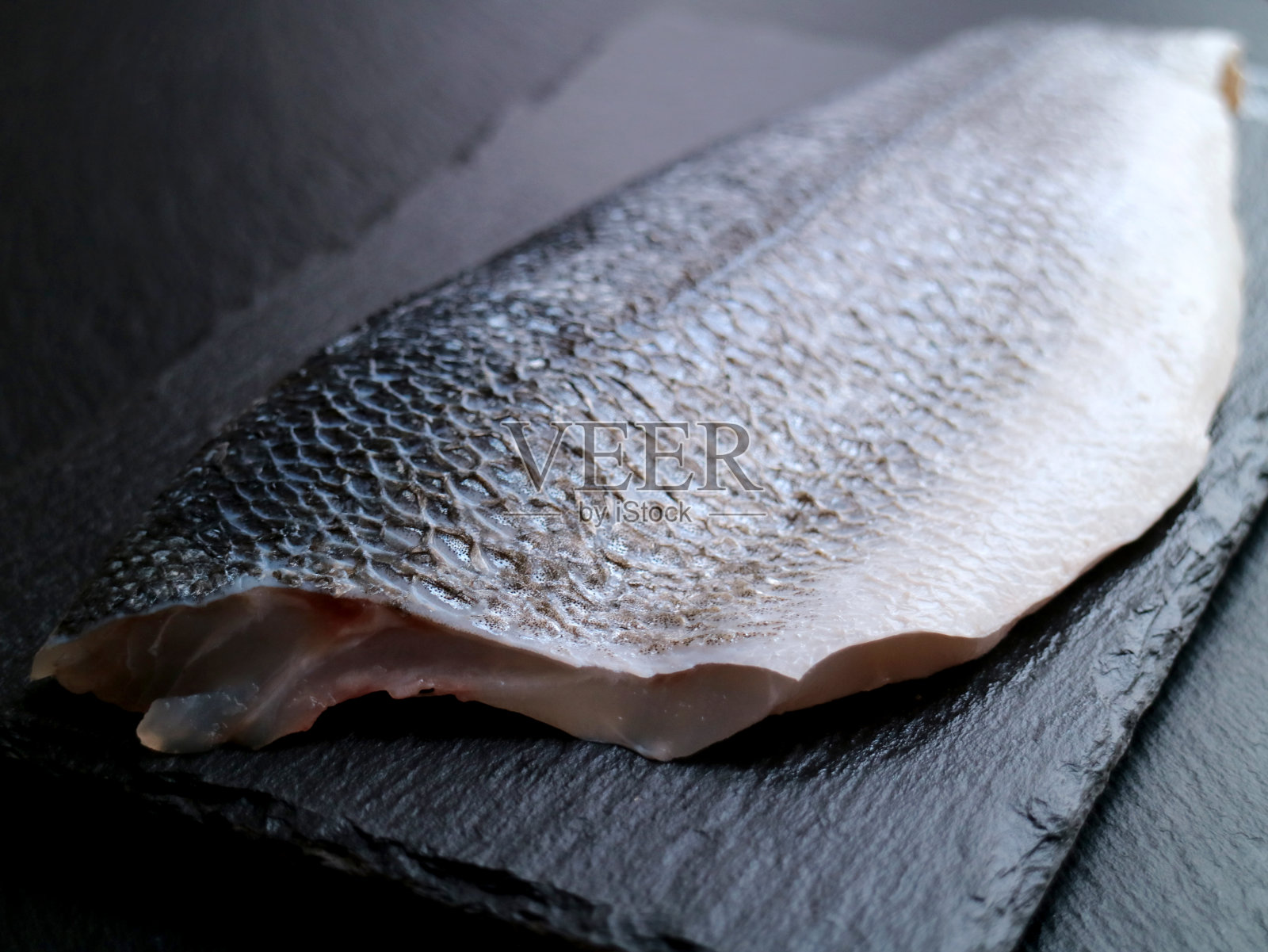 切成片的新鲜生鲈鱼照片摄影图片