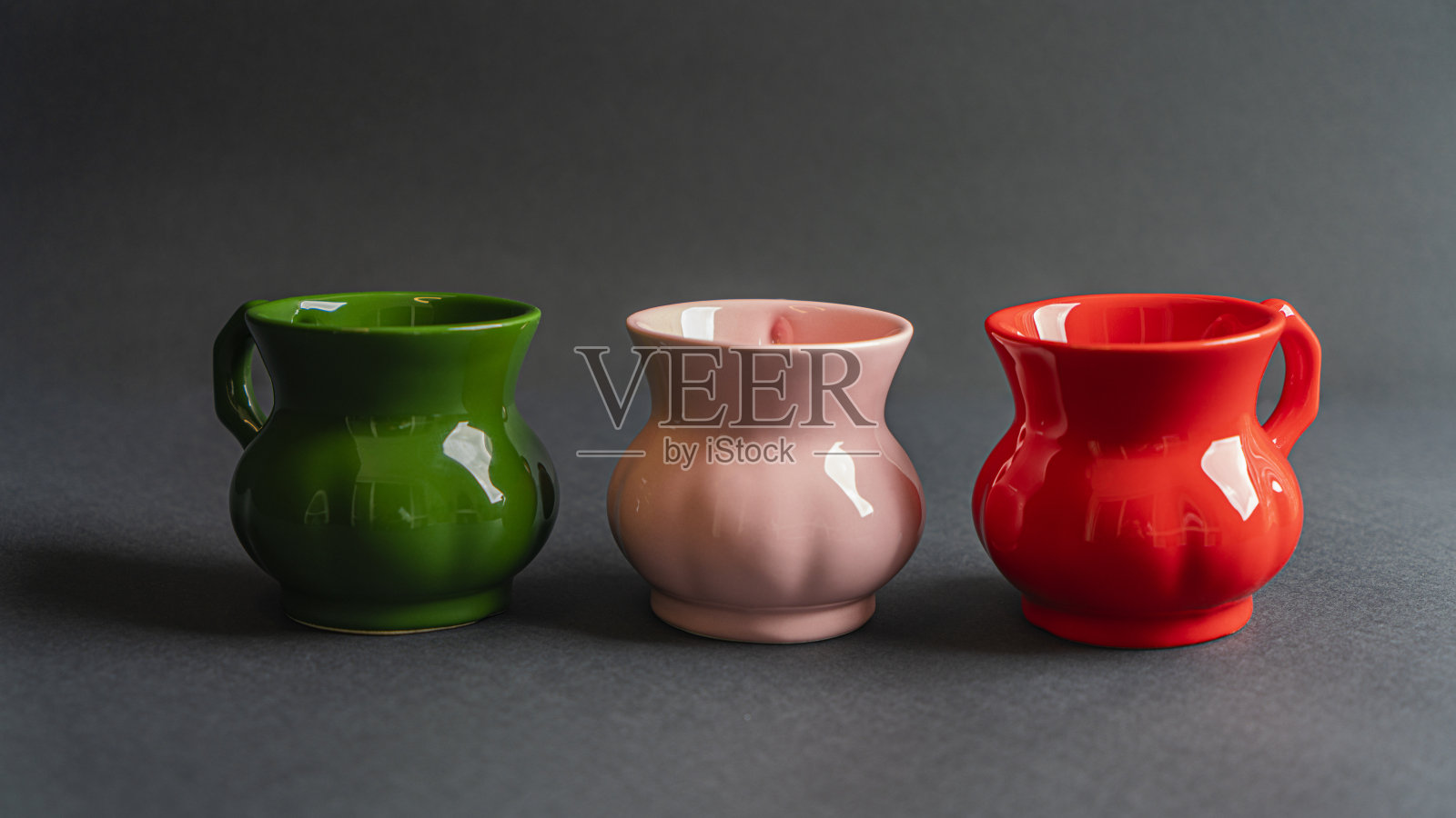 黑色背景上的彩色咖啡杯照片摄影图片