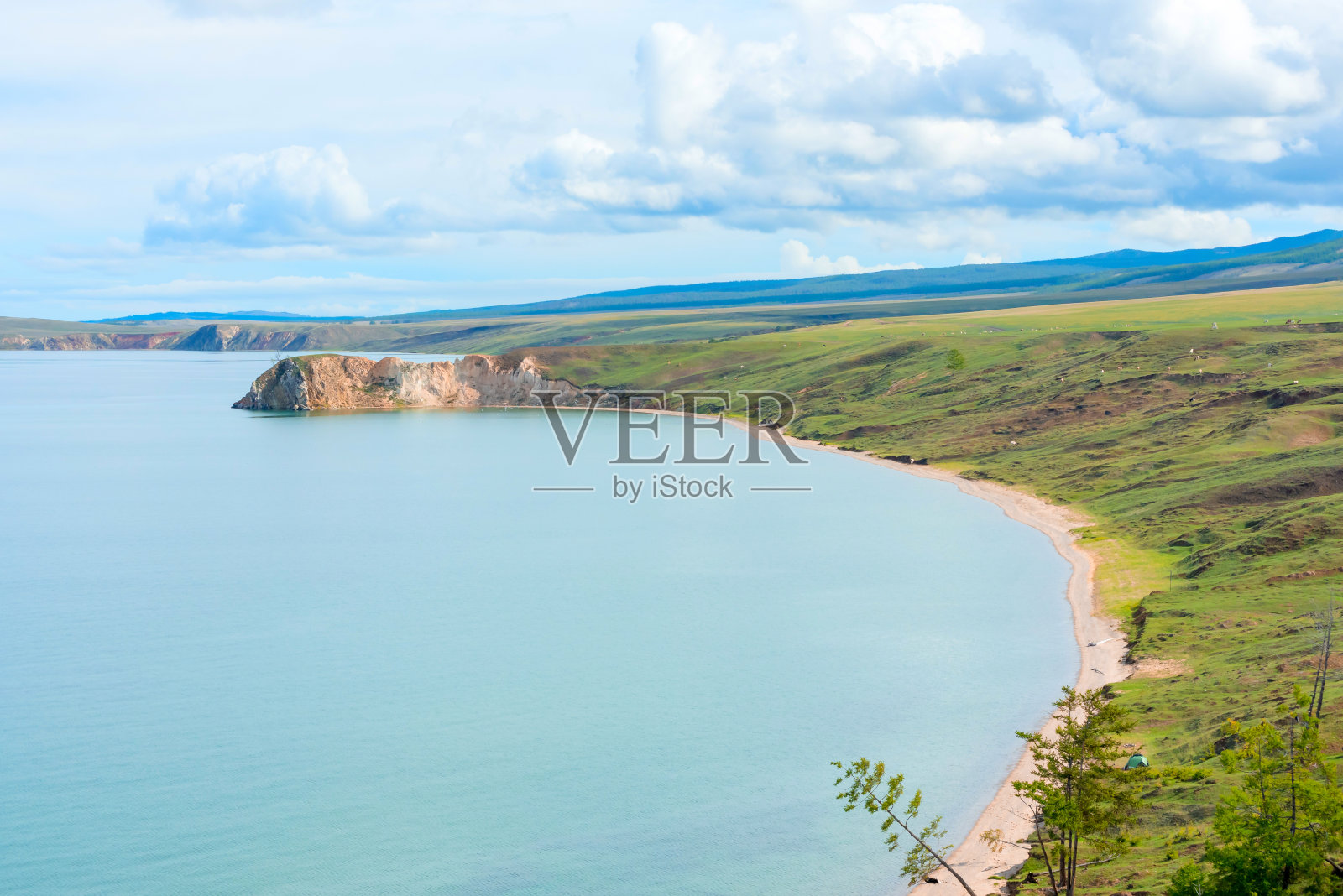 贝加尔湖在阳光明媚的夏日。自然美理念。软焦点照片摄影图片