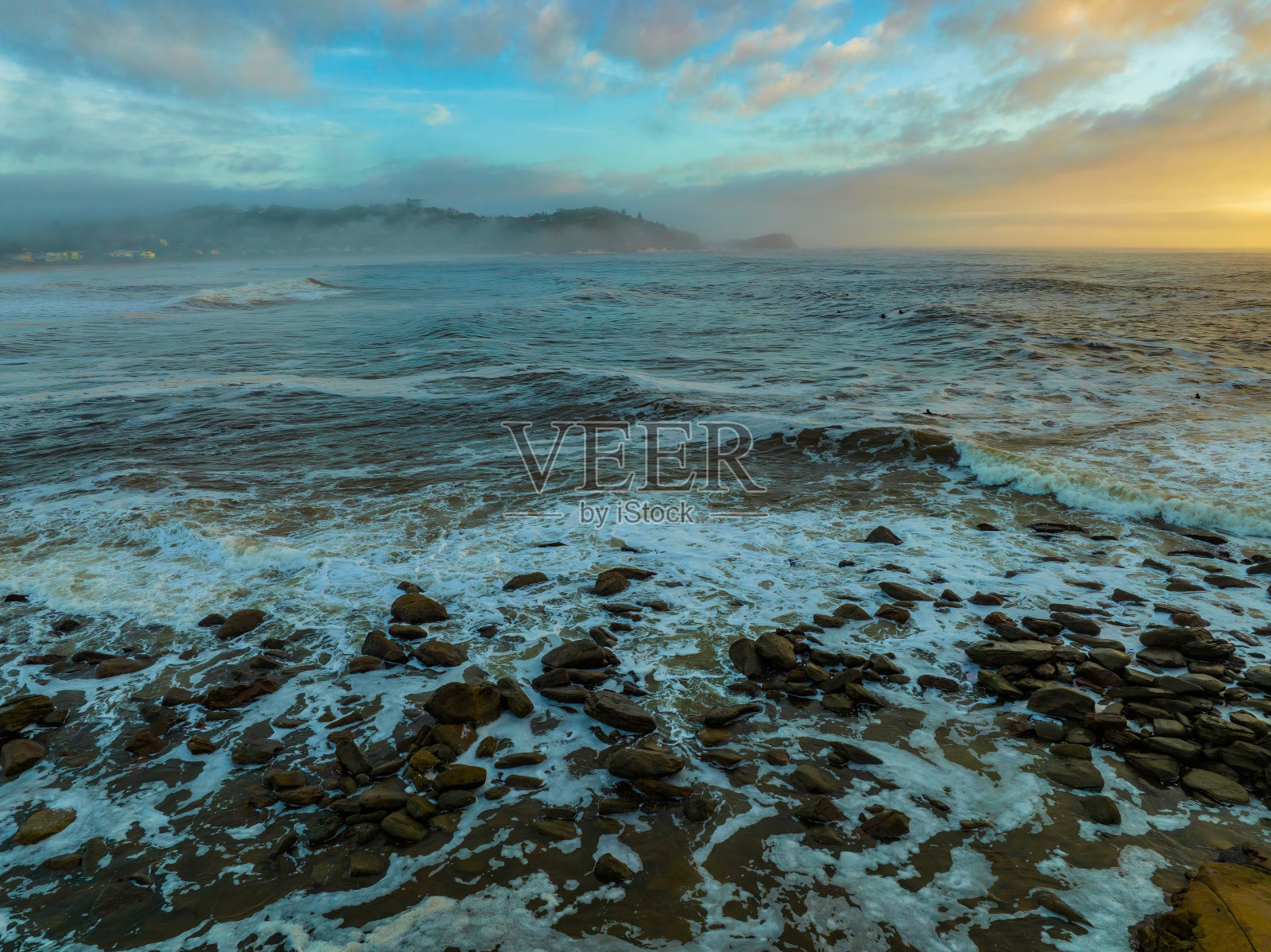 雾蒙蒙的海上日出，云雾缭绕，海沫横飞照片摄影图片