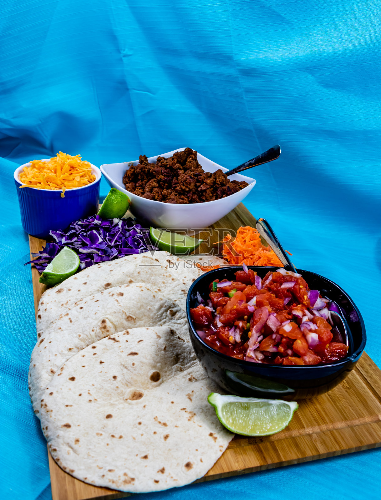 五颜六色的玉米卷拼盘已准备就绪。卡尔加里,加拿大阿尔伯塔省照片摄影图片