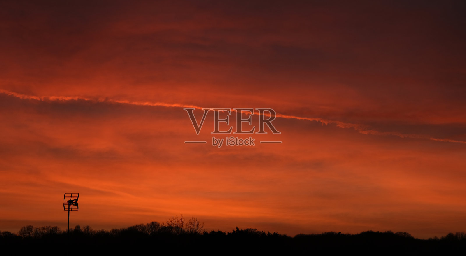 日落时的红色天空，比勒里凯，埃塞克斯。照片摄影图片