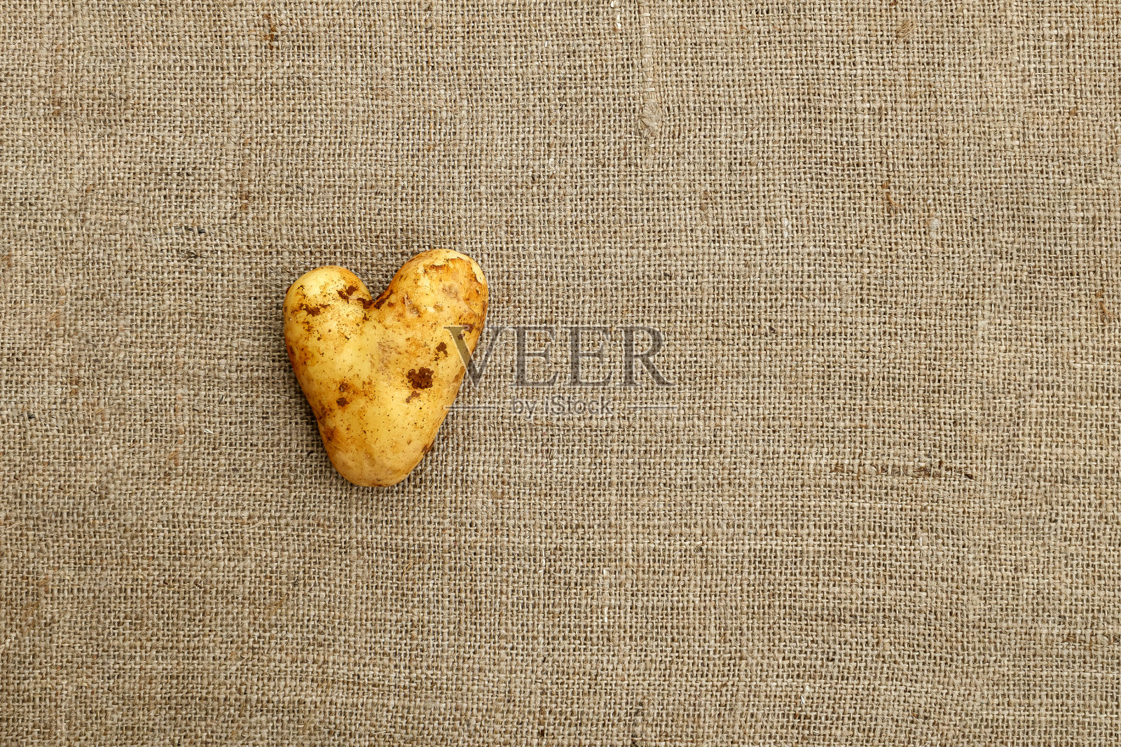 心形的马铃薯在粗麻袋织物照片摄影图片