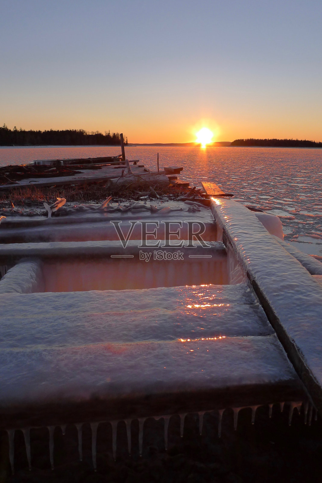 夕阳照亮了码头上的冰照片摄影图片