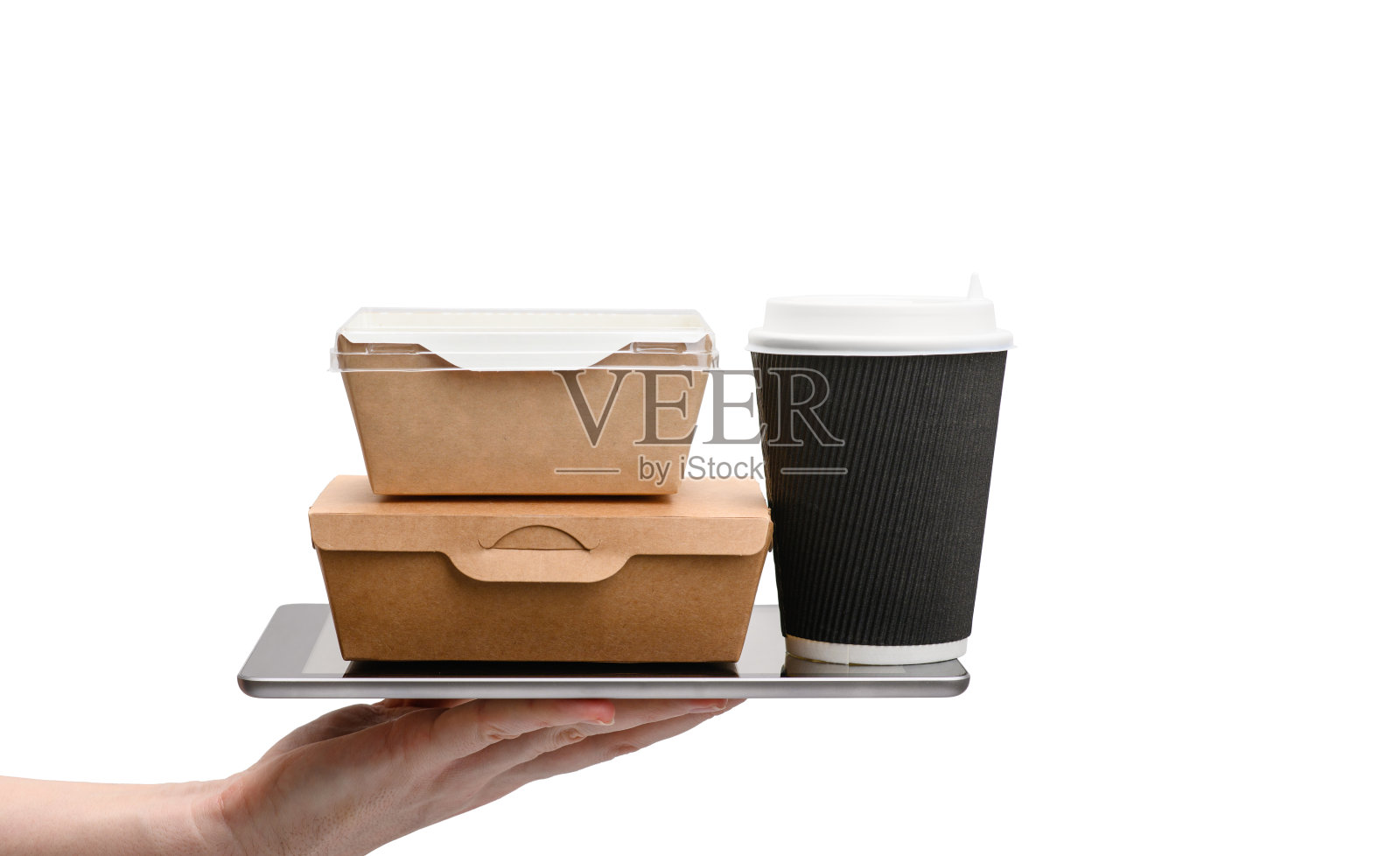 两个送餐用的纸盒和一个装饮料的黑色纸杯放在白色背景的写字板上照片摄影图片