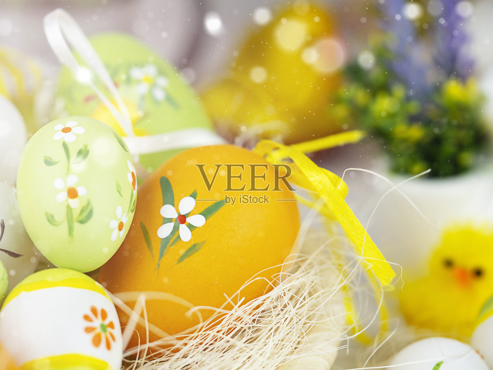 明亮的复活节卡片上有彩色的蛋，有趣的鸡，花和其他元素。明亮多彩的节日背景。照片摄影图片