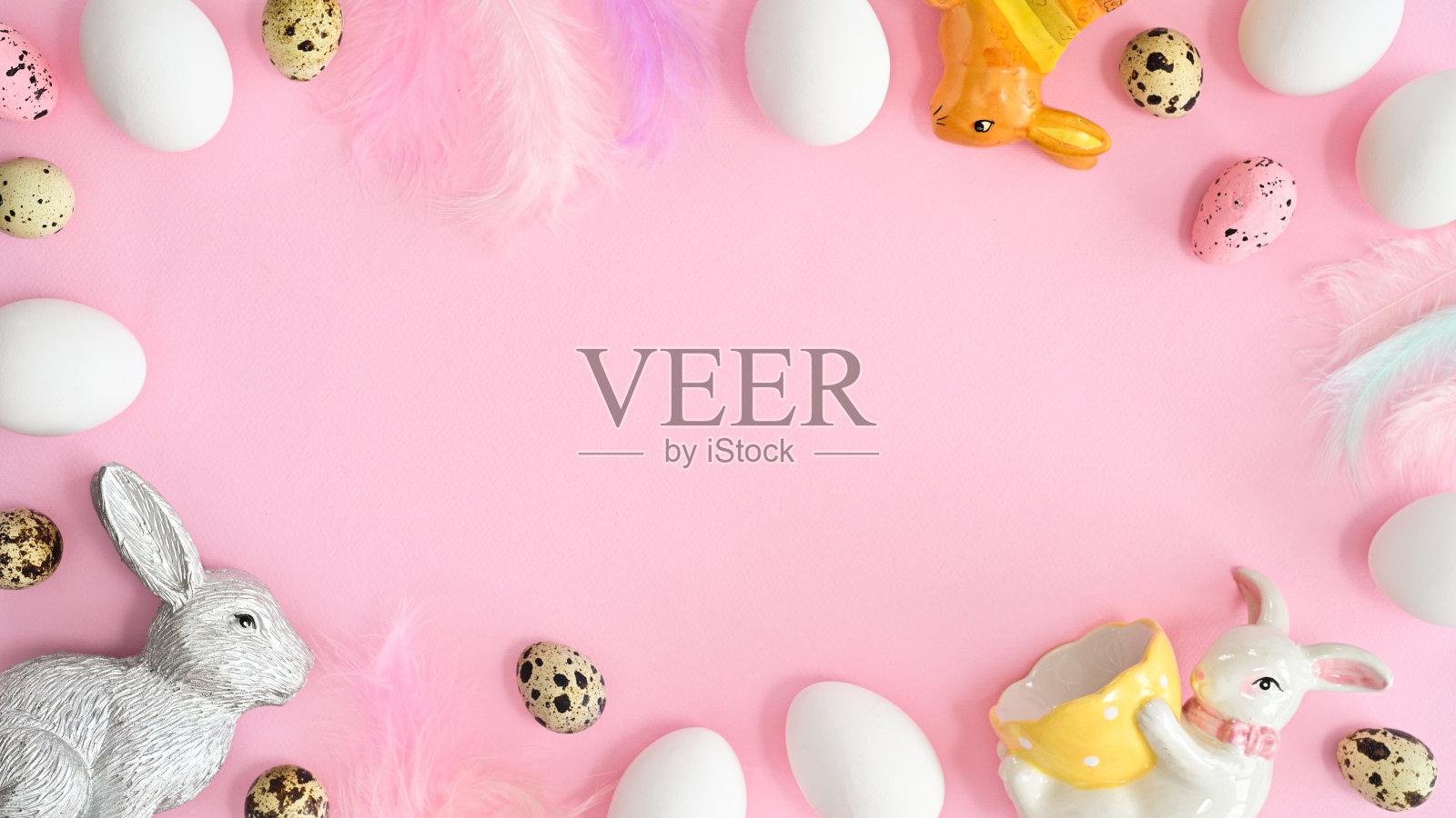 复活节框架与复活节装饰和鸡蛋在淡粉色背景上复制空间。平铺最小概念照片摄影图片