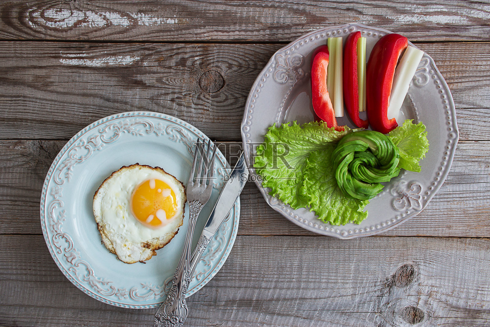两个板的早餐。照片摄影图片