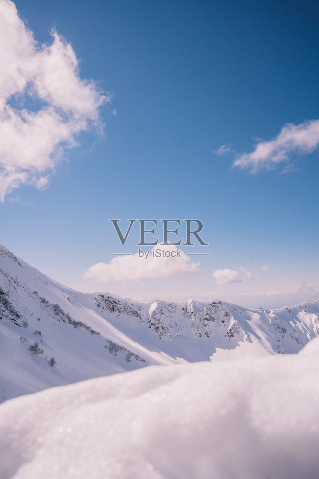 阳光明媚的山照片摄影图片